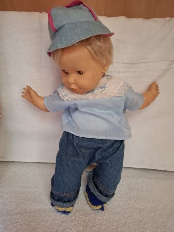 Vintage babypop van 50 cm uit de jaren 80. Denim hoedje, Kinderen en Baby's, Ophalen, Zo goed als nieuw, Babypop