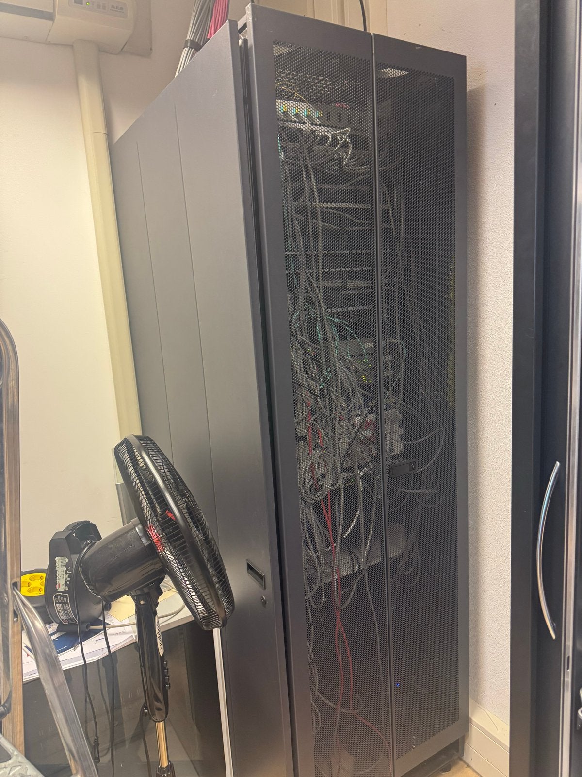 Serverkast / Datacenter Rack met geperforeerde deuren, Computers en Software, Serverkasten, Ophalen, Gebruikt, Geperforeerd