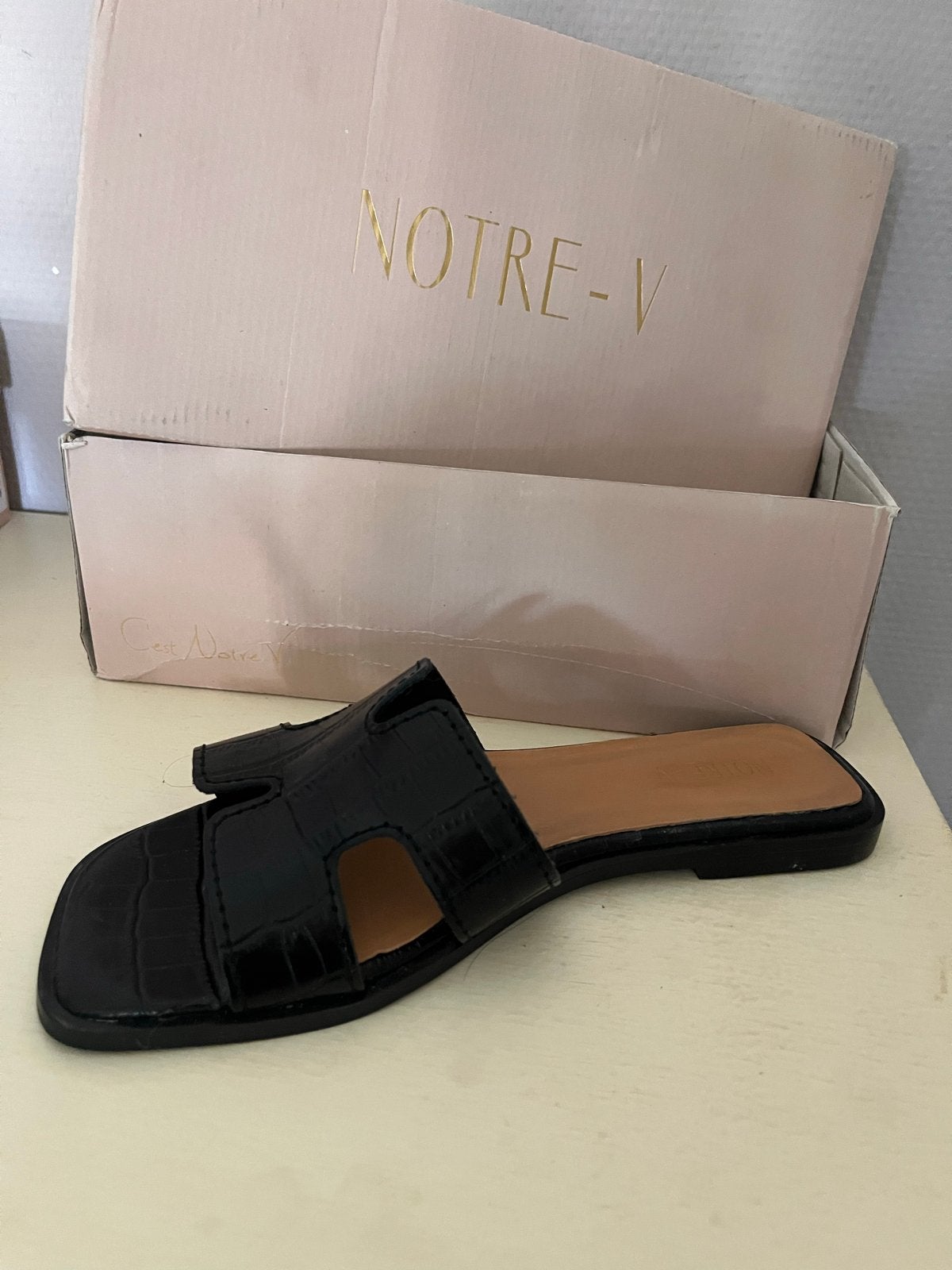 Zwarte Notre-V slippers met krokodillenprint maat 39, Ophalen of Verzenden, Nieuw, Zwart, Slippers