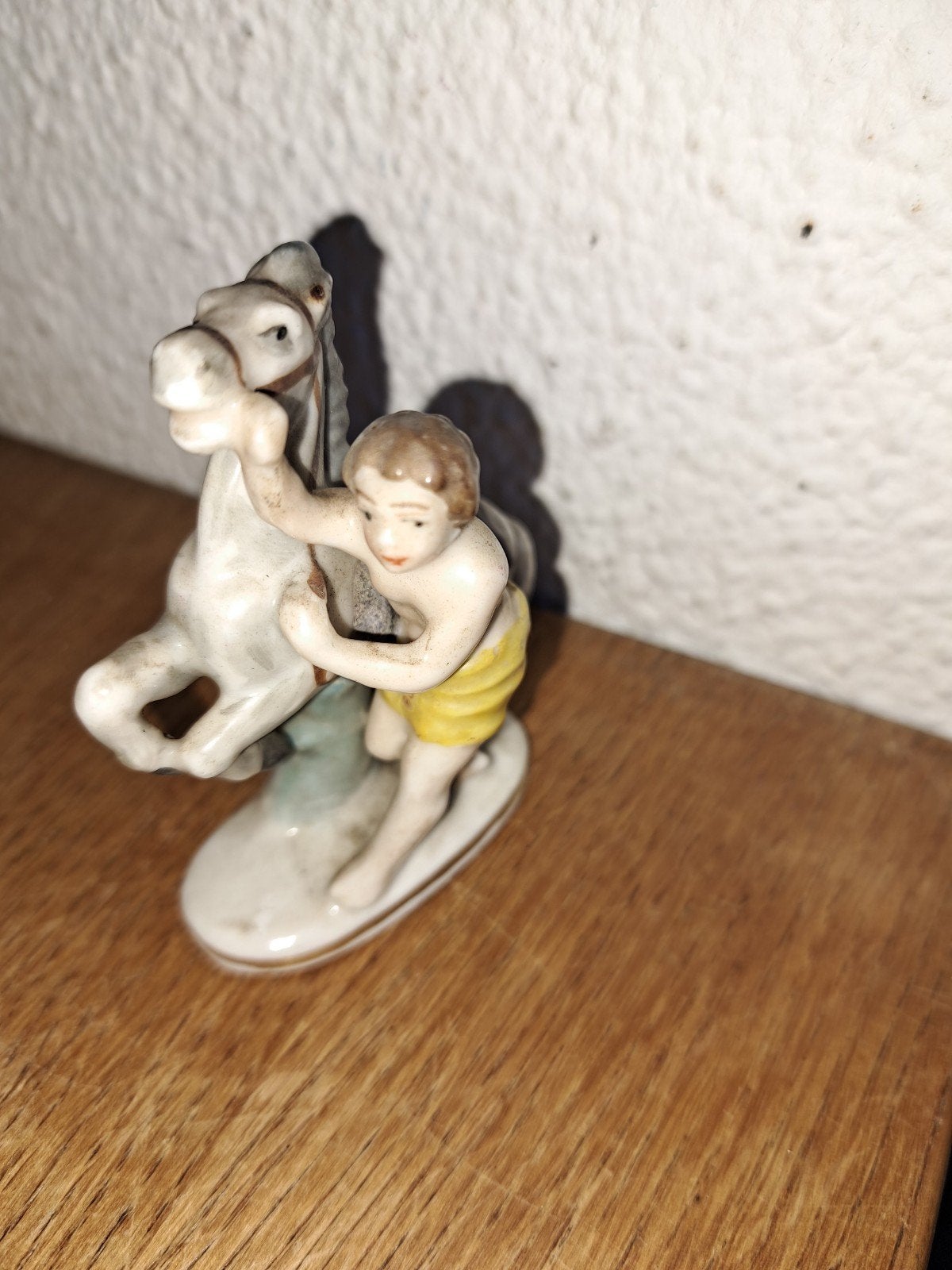Vintage porseleinen beeldje: Jongen met steigerend paard, Antiek en Kunst, Ophalen of Verzenden