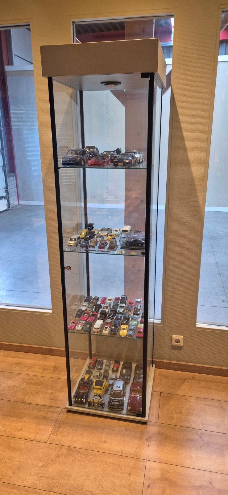 Grote collectie modelauto's in vitrinekast 195  cm hoog, Ophalen of Verzenden, Gebruikt, Auto, Matchbox