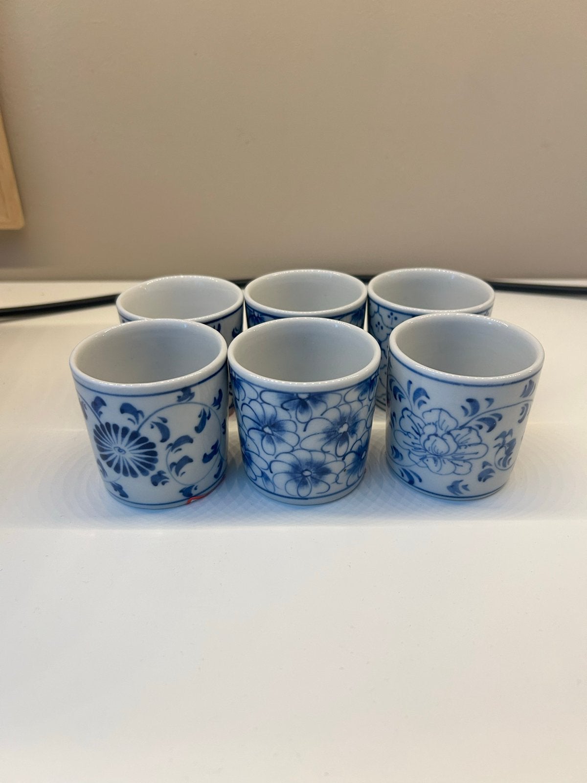 Set van 6 Japanse sake kopjes met blauw bloemmotief, Verzenden