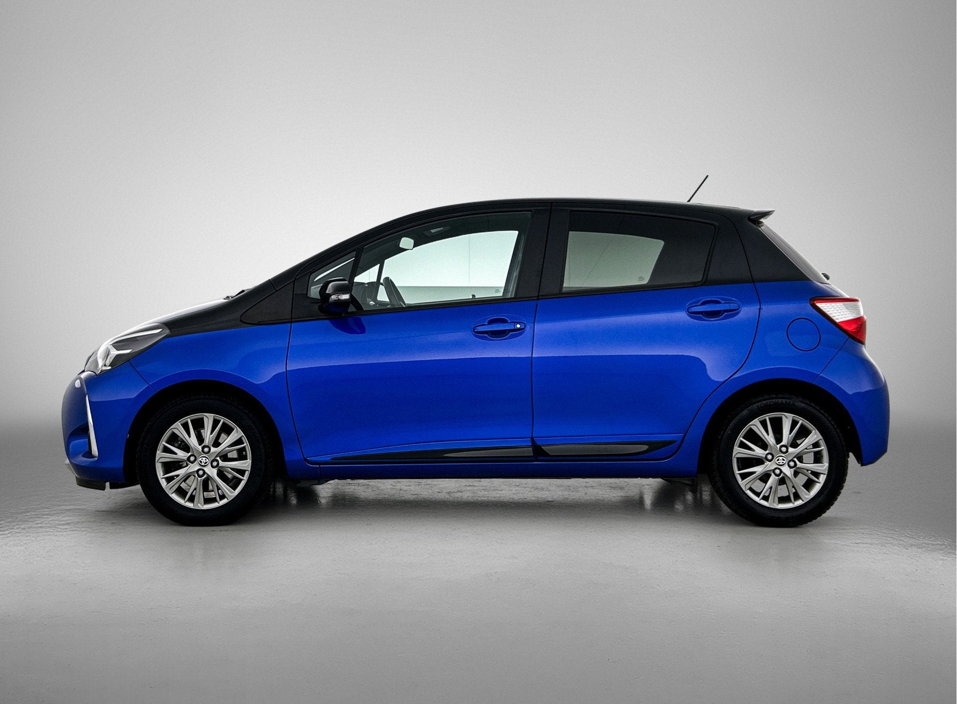 Toyota Yaris 1.5 VVT-i Bi-Tone | Navigatie| Trekhaak | Achte, Auto's, 12 maanden, Stof, 4 cilinders, Blauw