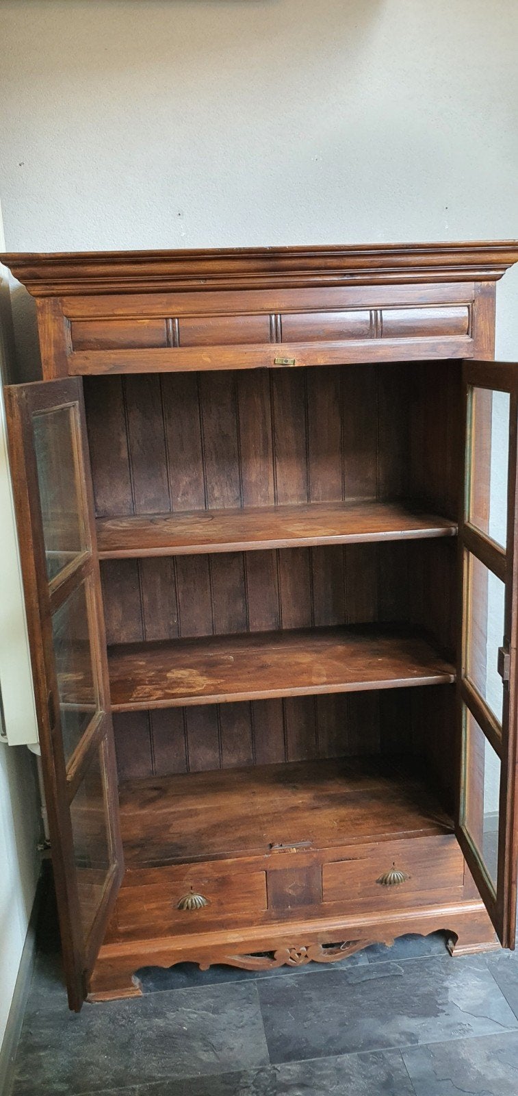 Foto 4 van Antieke houten vitrinekast 181 cm hoog met glazen deuren