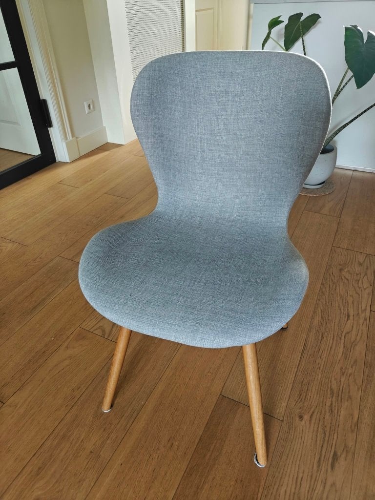 4 Lichtgrijze stoffen eetkamerstoelen met houten poten, Gebruikt, Zonder armleuning, Hout, Ophalen of Verzenden