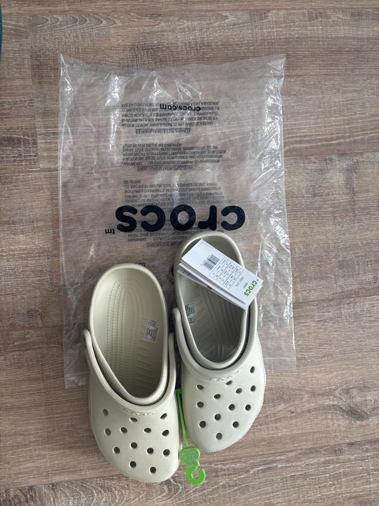 Nieuwe Crocs Classic Clogs - Lichtbeige (Maat 38-39), Kleding | Dames, Schoenen, Slippers, Beige, Nieuw, Ophalen of Verzenden