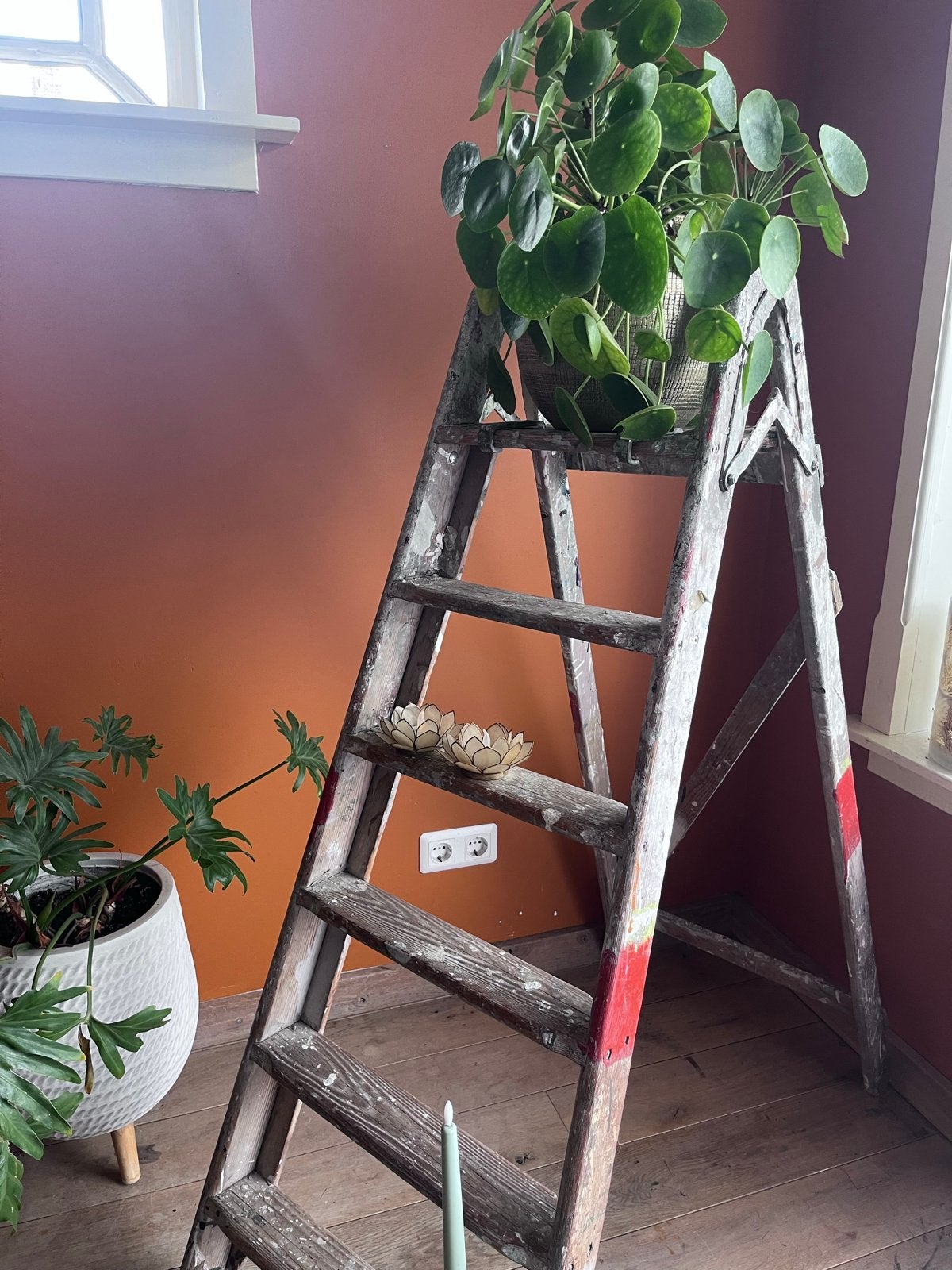 Oude houten schildersladder - decoratief, Doe-het-zelf en Verbouw, Ladders en Trappen, Ophalen, Gebruikt, Ladder, Opvouwbaar of Inschuifbaar