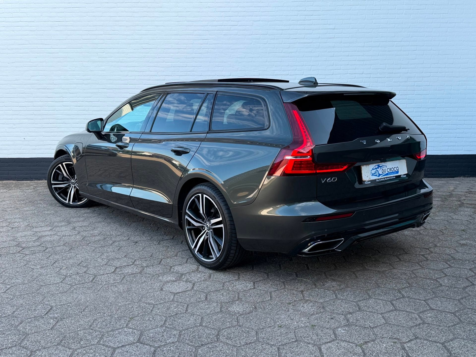 Volvo V60 T6 Recharge AWD R-Design l PANO l H&K l ACC l 360, Auto's, Volvo, Automaat, Gebruikt, Zwart, 4 cilinders