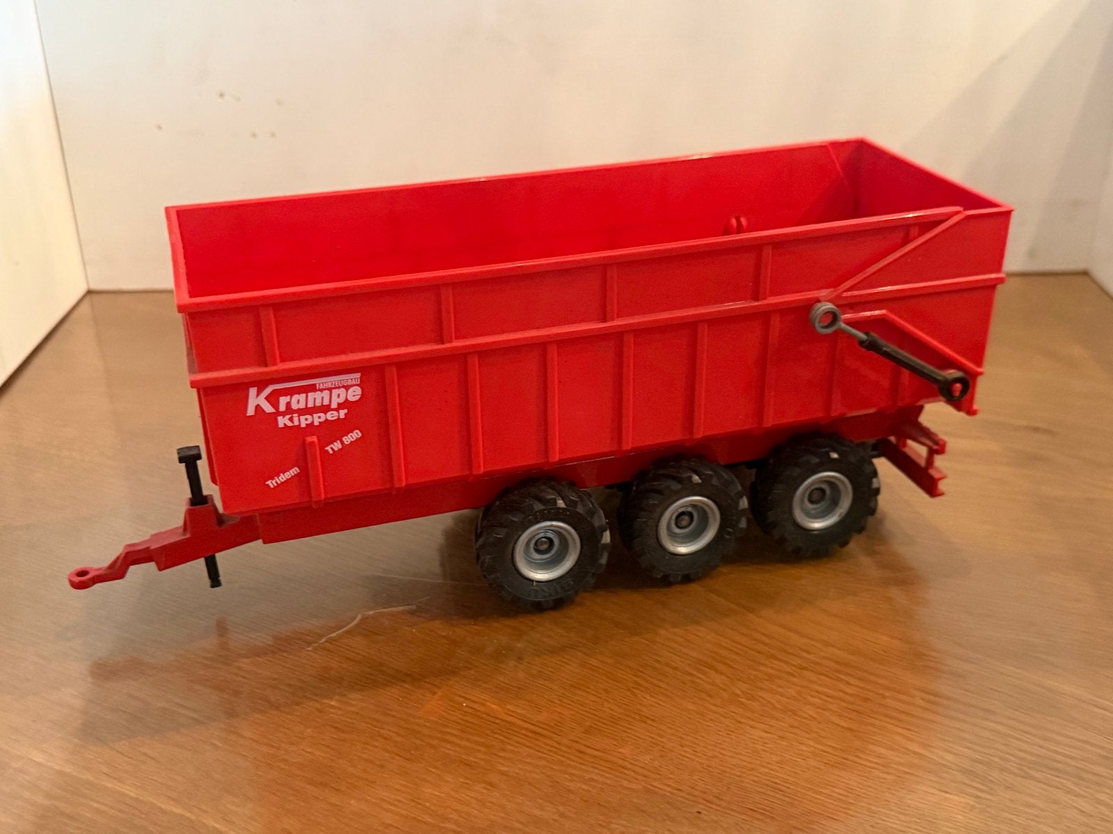 Siku Krampe Kipper TW 800 Tridem - Rood Speelgoed Kiepwagen, Ophalen of Verzenden, Gebruikt