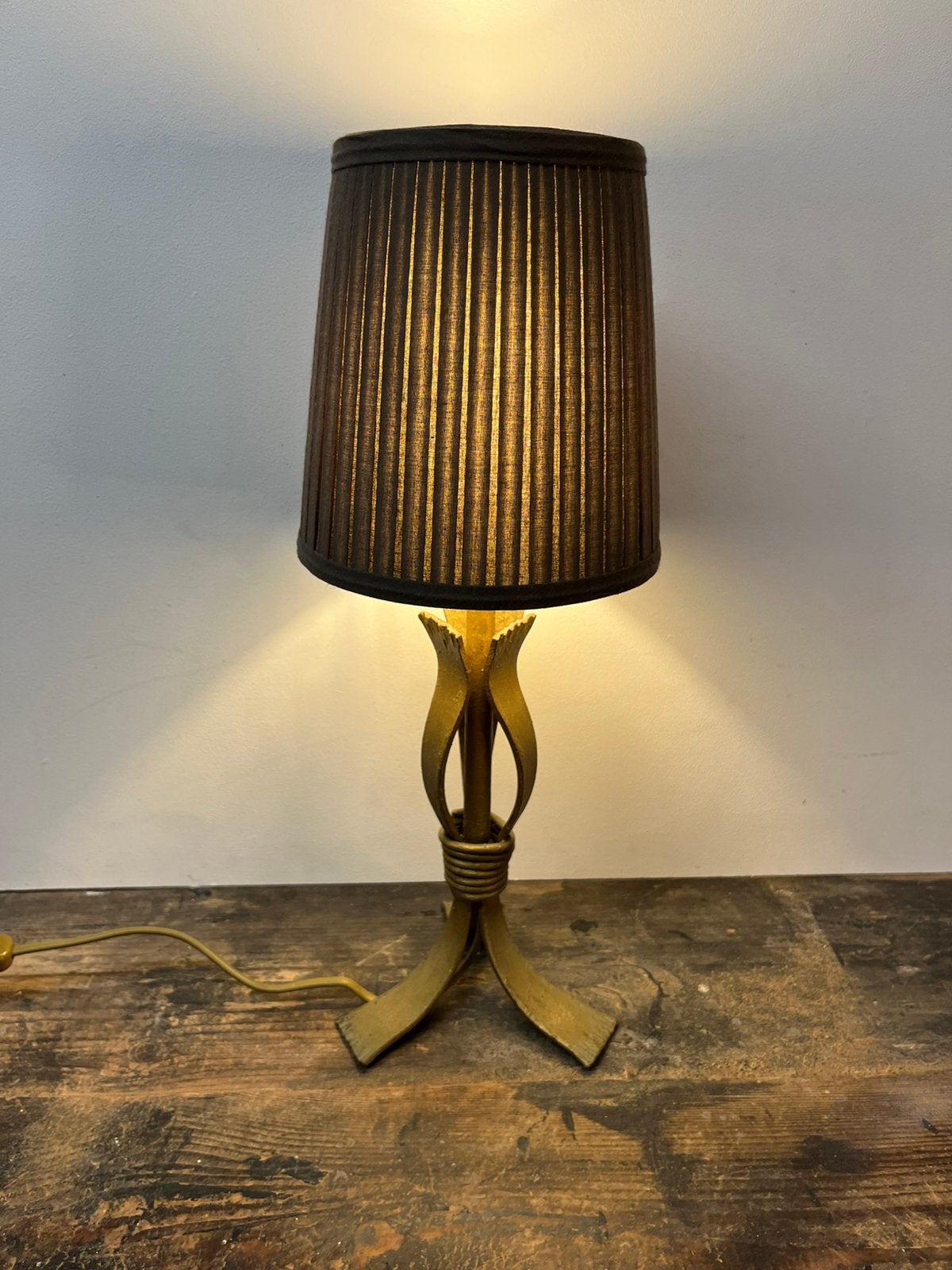 Vintage Spaanse metalen brutalist tafellamp, gesmeden lamp, Huis en Inrichting, Gebruikt, Sfeerlamp, Met kap, Metaal