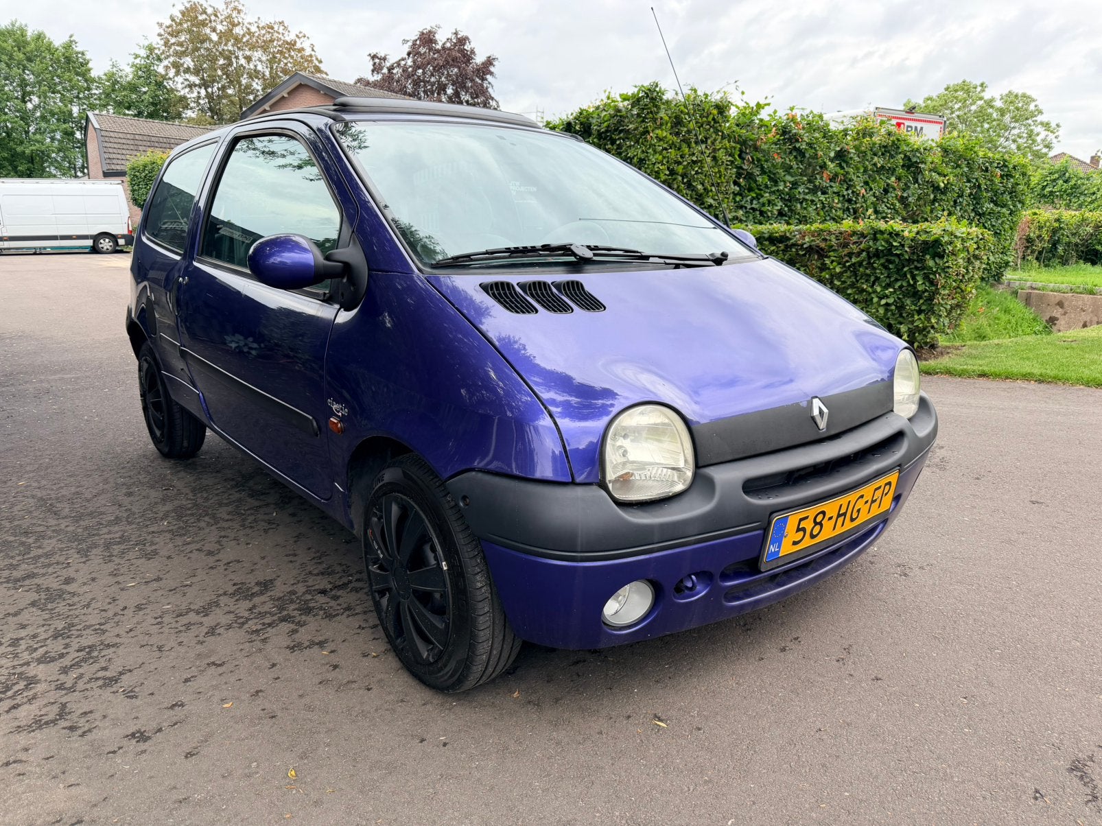 Renault Twingo 1.2 paars met Trekhaak/dakraam, Auto's, Renault, Voorwielaandrijving, 600 kg, 4 cilinders, Origineel Nederlands
