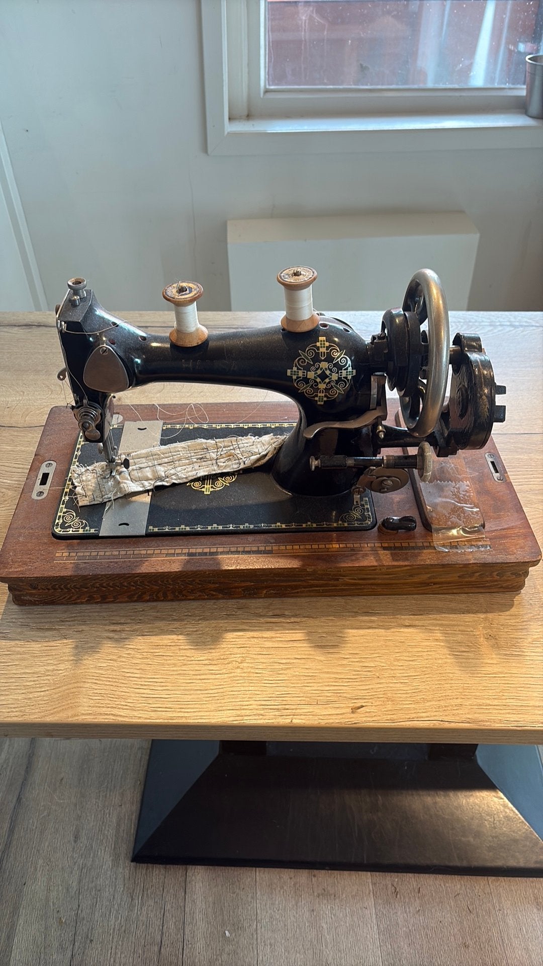 Antieke naaimachine, Ophalen