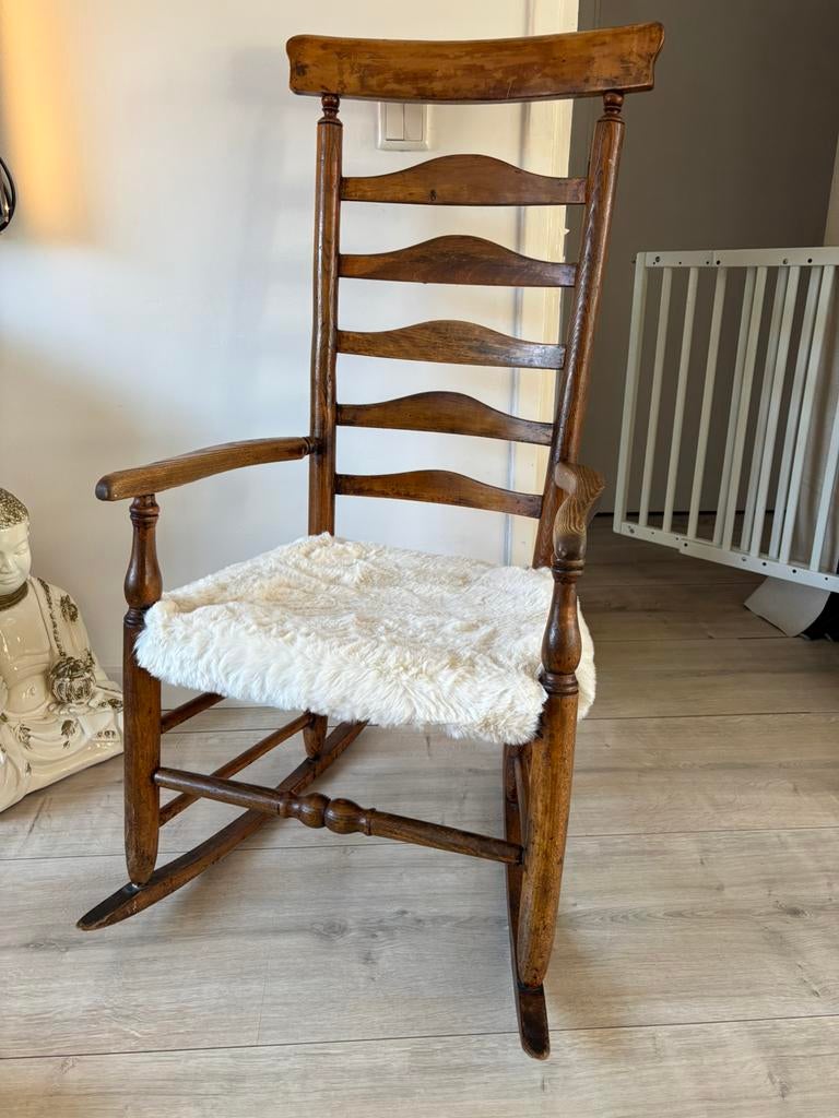 Antieke, houten schommelstoel met fluffy zitting, Ophalen, Gebruikt, Bruin, Eén