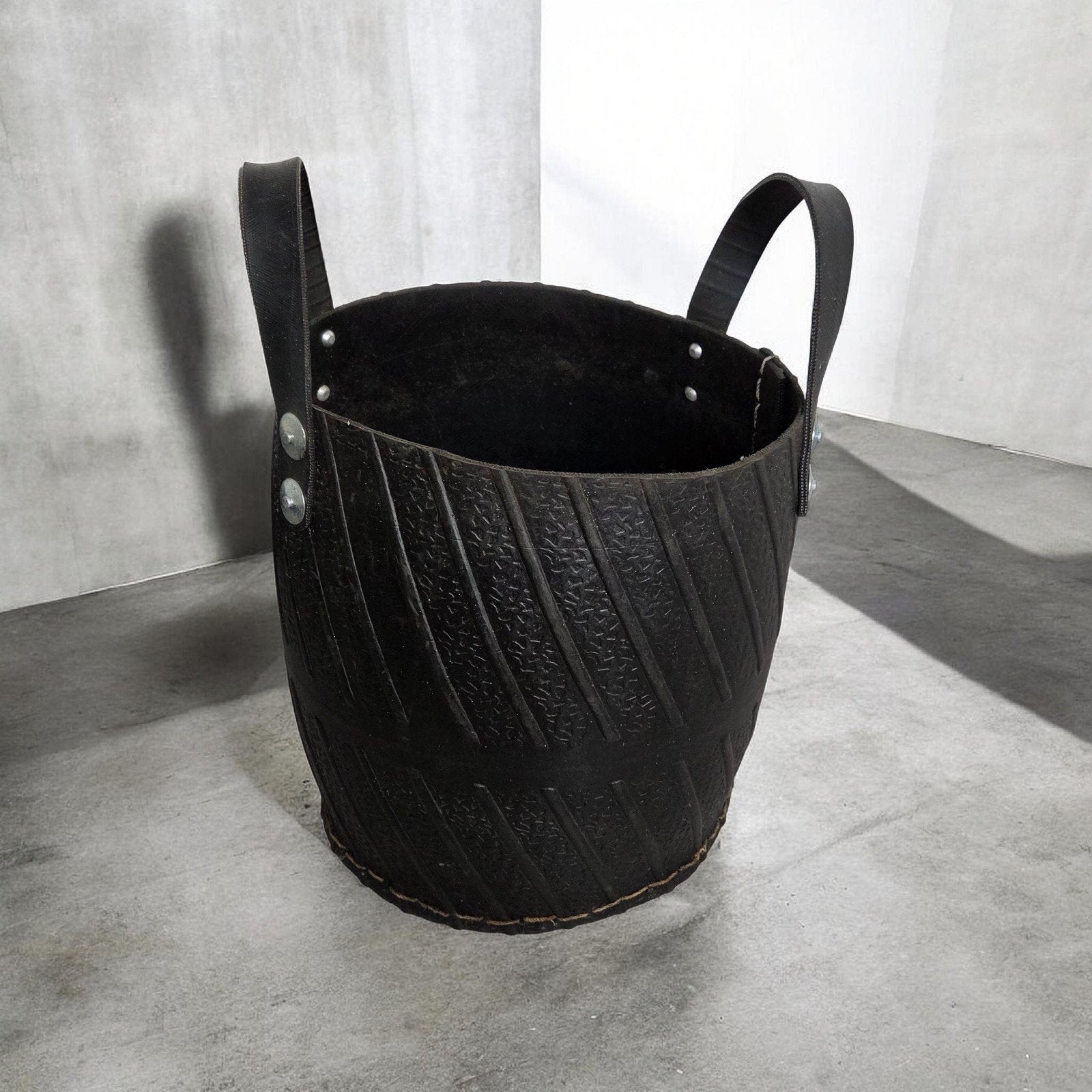 Rubberen is een decoratieve mand, gemaakt van rubber. Door, Huis en Inrichting, Zwart, Overige materialen, Ophalen of Verzenden