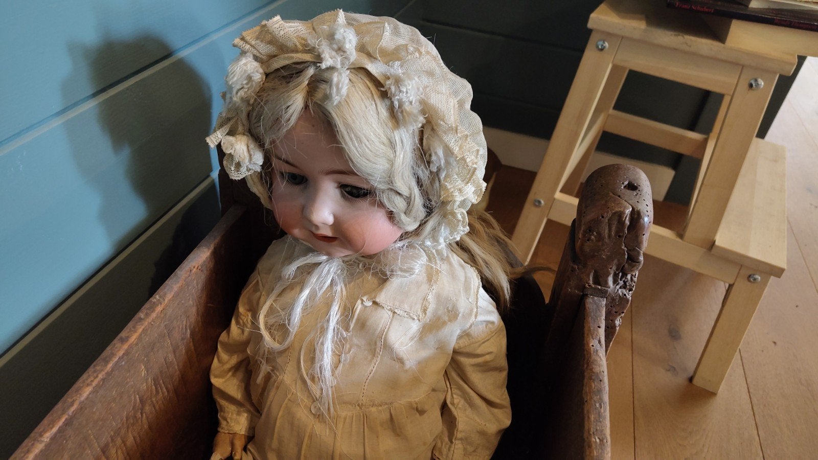 Antieke porseleinen poppen in houten wieg, Antiek en Kunst, Ophalen
