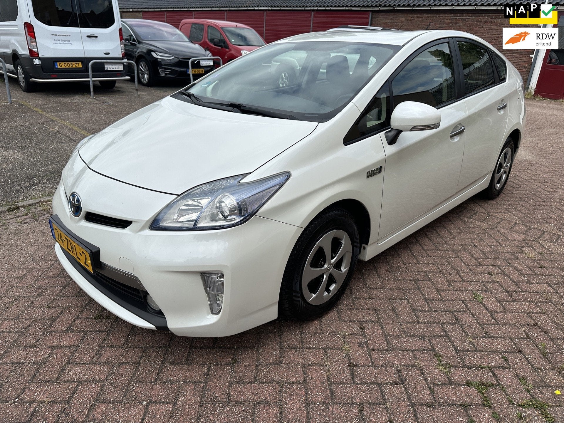 Toyota Prius 1.8 Plug-in Aspiration NAVI CAMERA LEER NAP, Auto's, Euro 5, Gebruikt, Stoelverwarming, Wit
