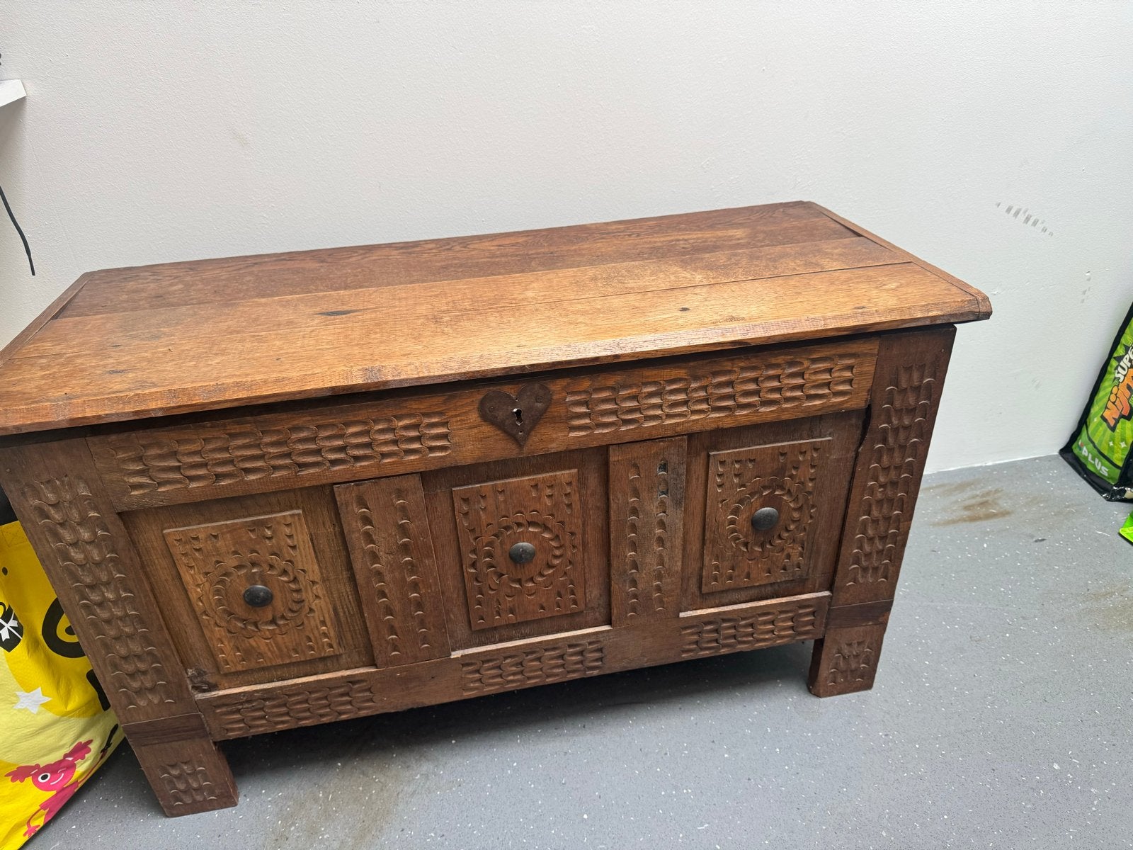 Antieke houten kist met houtsnijwerk, Ophalen of Verzenden