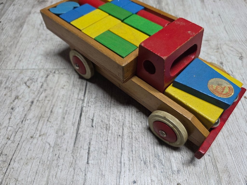 Oud houten vrachtauto met blokjes in laadbak, Ophalen of Verzenden, Gebruikt