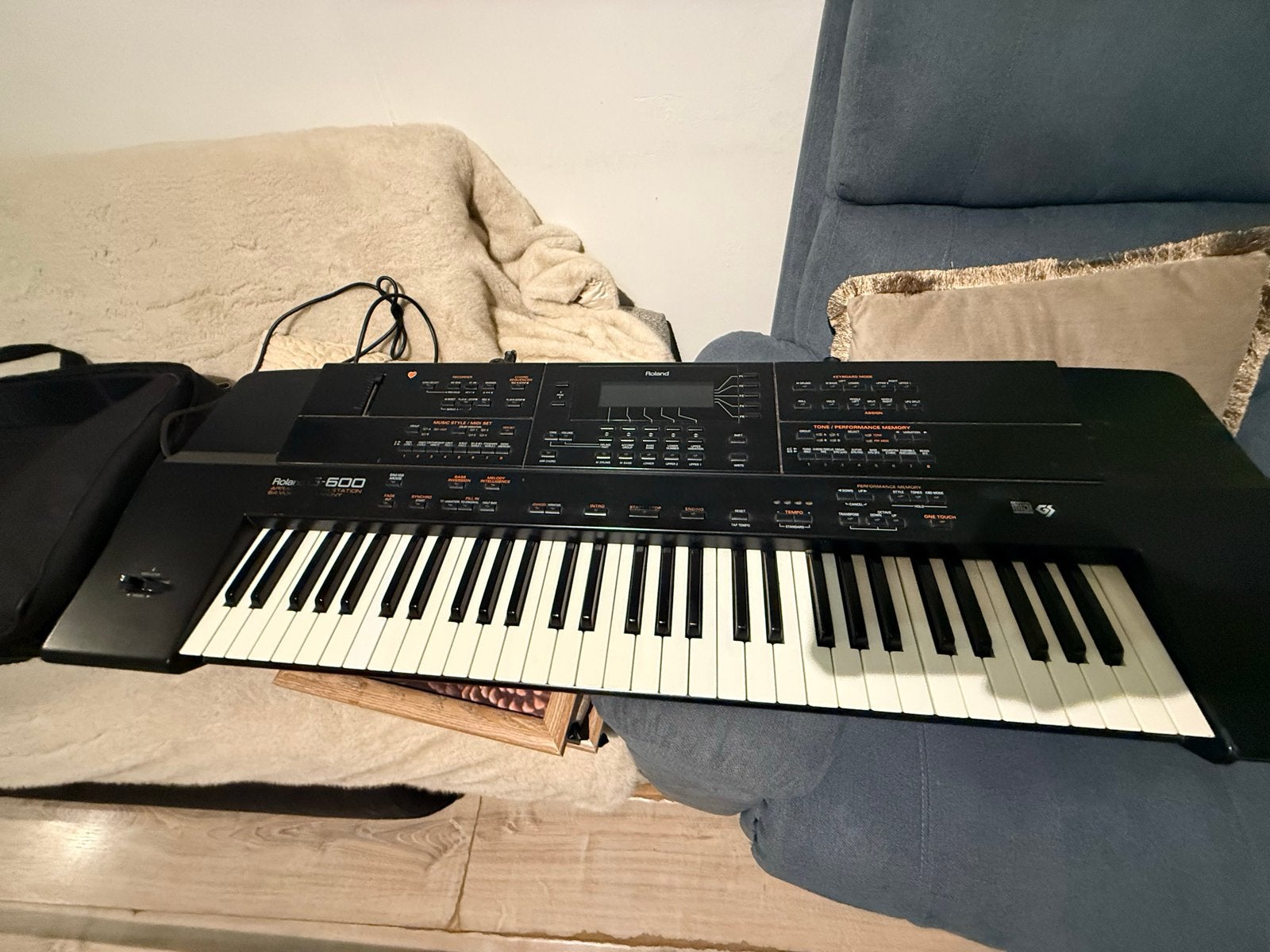 Roland E-600 Intelligent Keyboard - Goede staat, Muziek en Instrumenten, Ophalen, Roland, Met standaard, 61 toetsen