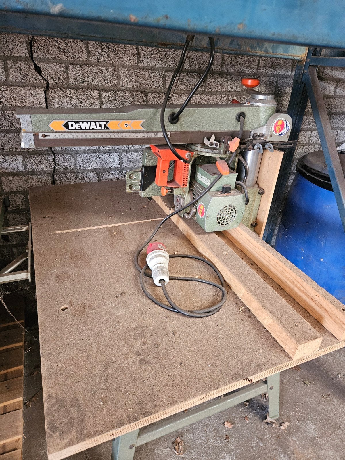 Dewalt trekzaag/afkortzaag., Ophalen of Verzenden, 1200 watt of meer, Afkortzaag, 70 mm of meer
