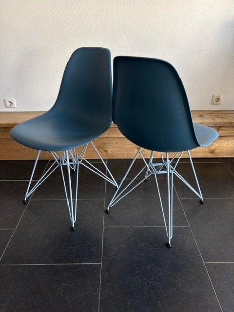 2 Vitra DSR stoelen, Sea blue/Sky blue , 2025, Vitra, Twee, Blauw, Design