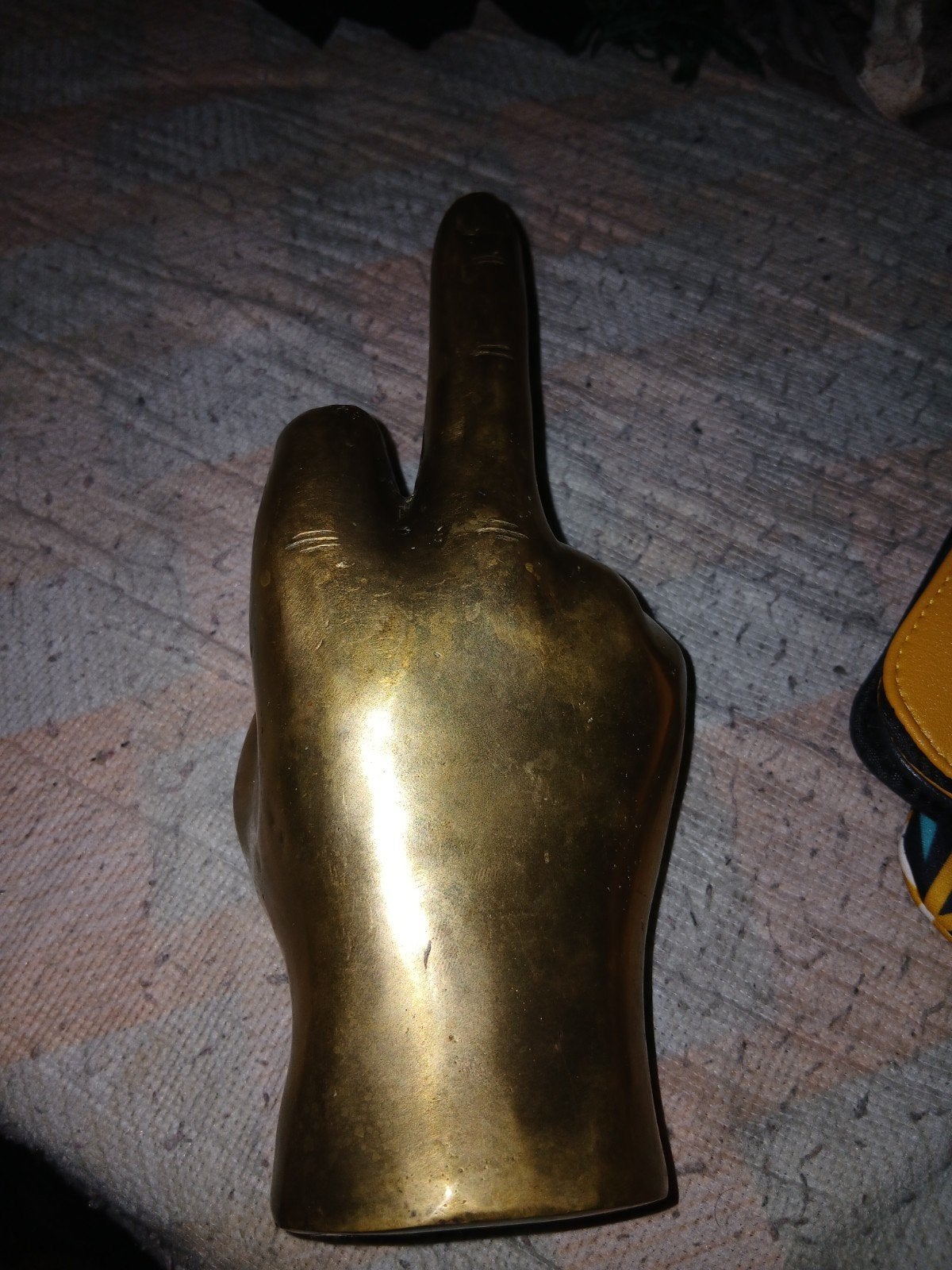 Massief bronzen beeld - 'Middelvinger', Overige onderwerpen, Minder dan 20 cm, Ophalen of Verzenden, Beeld