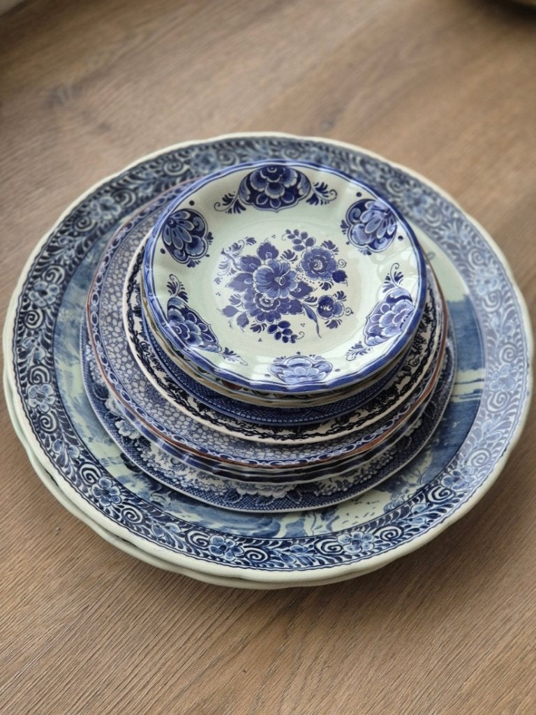 Set van 10  antieke Delfts blauwe borden van Boch, Ophalen