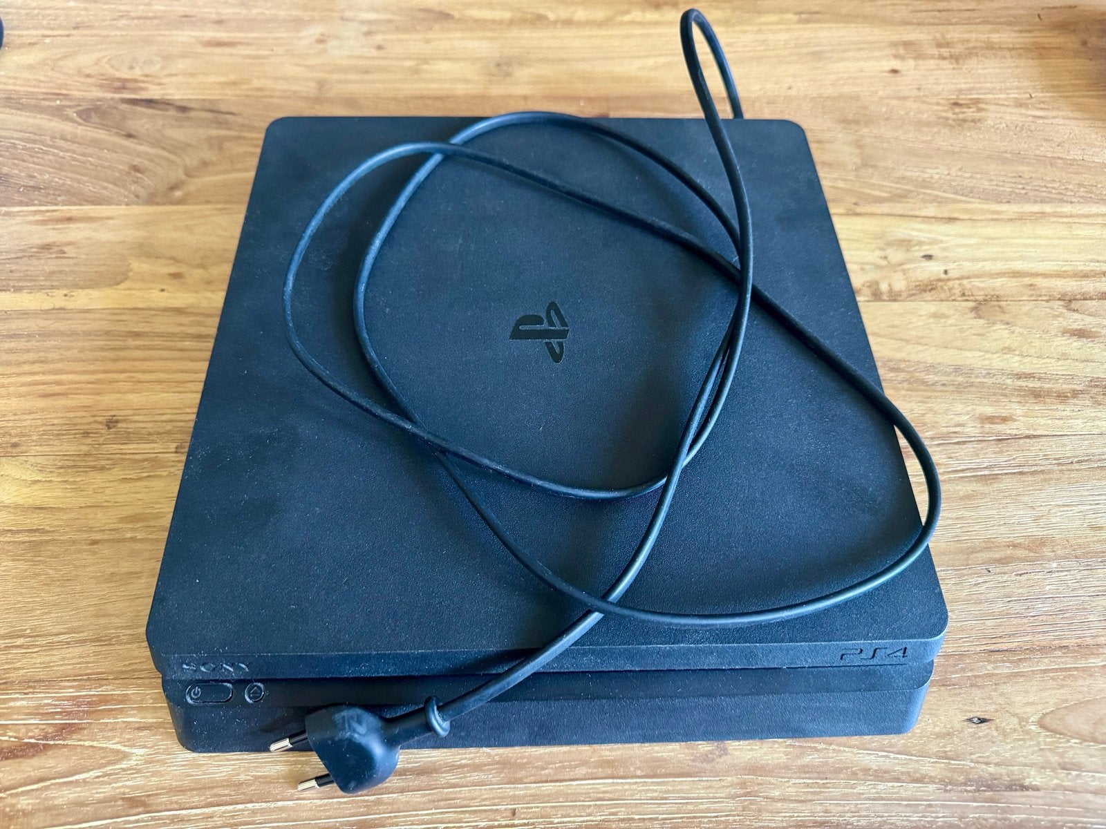 PlayStation 4 Slim, 4 DualShock controllers + oplaadstations, Spelcomputers en Games, Spelcomputers | Sony PlayStation 4, 500 GB