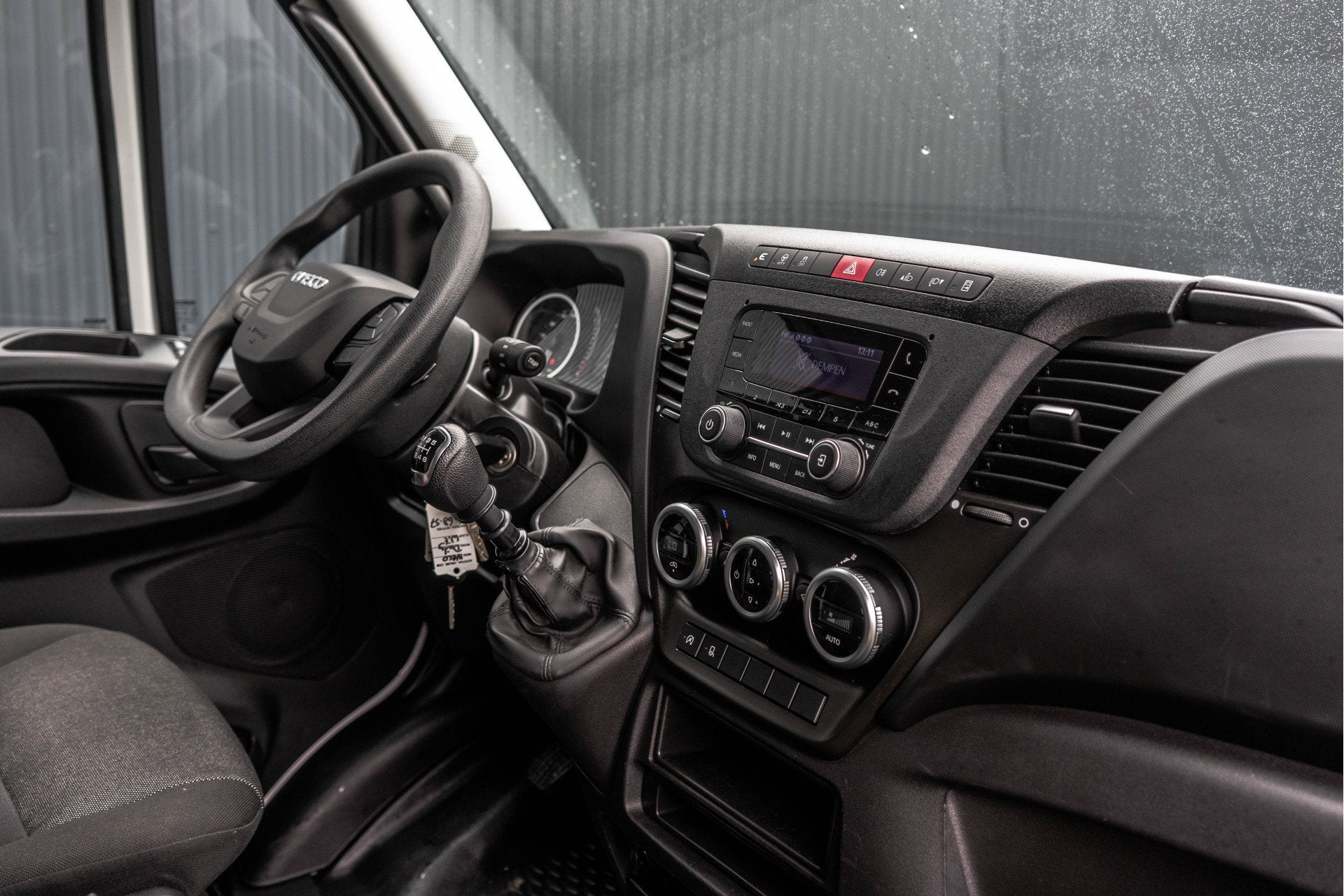 Iveco Daily *35S14V L2H2 | 140PK | 3.5T Trekgewicht | Cruise, Auto's, Bestelauto's, Gebruikt, Zwart, Iveco, Wit
