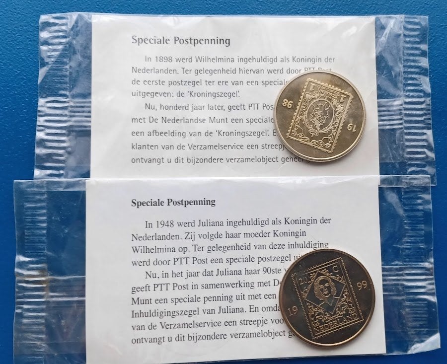 2 Postpenningen 1998 en 1999 "Kroningszegel", Postzegels en Munten, Verzenden, Overige materialen, Nederland