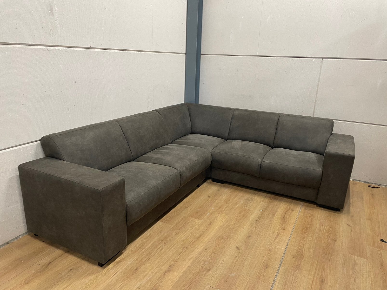 Mooie luxe suede antraciet taupe hoekbank - GEREINIGD!!!, Huis en Inrichting, Ophalen, 250 tot 300 cm, Luxe, Hoekbank