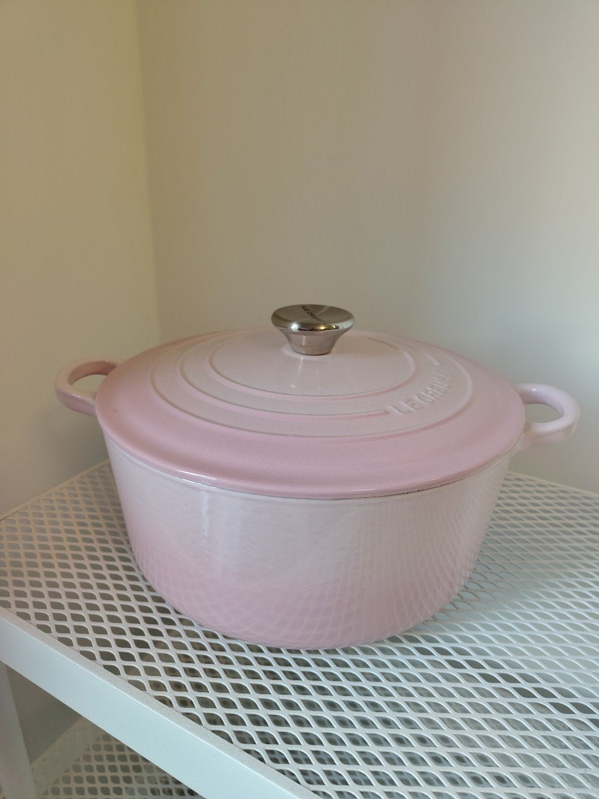 le Creuset Dutch oven Shell Pink 24 cm, Huis en Inrichting, Ophalen of Verzenden, Zo goed als nieuw, Gietijzer, Le Creuset