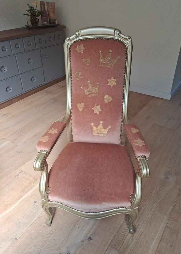 "Koninklijke" fauteuil, Ophalen, 75 tot 100 cm, 50 tot 75 cm
