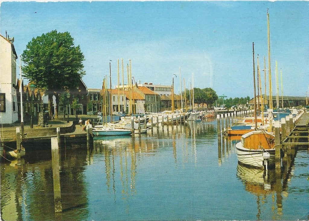 Gelopen Ansichtkaart jachthaven Middelharnis, Ophalen of Verzenden, 1980 tot heden, Gelopen