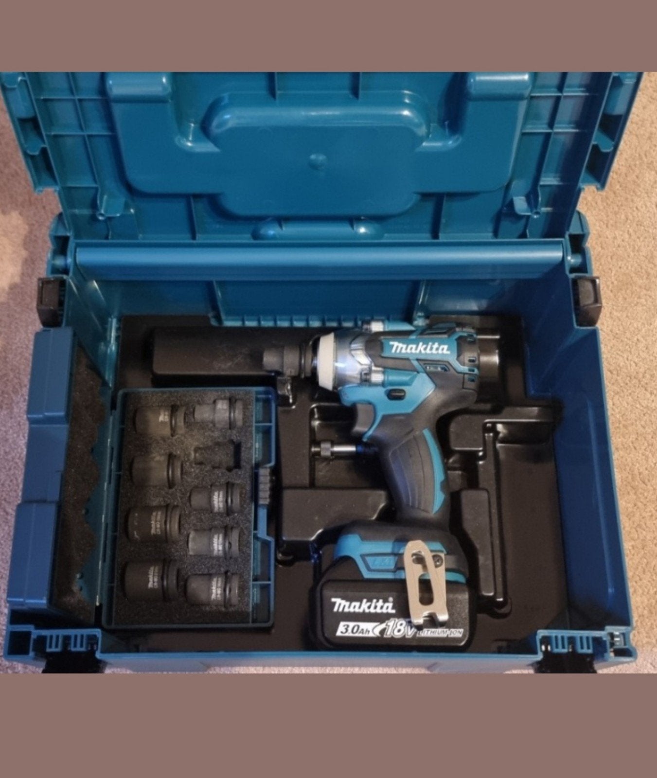 Makita DTW285 Slagmoersleutel set met 2x 3.0Ah accu's, Ophalen of Verzenden, Zo goed als nieuw, Overige typen, Makita
