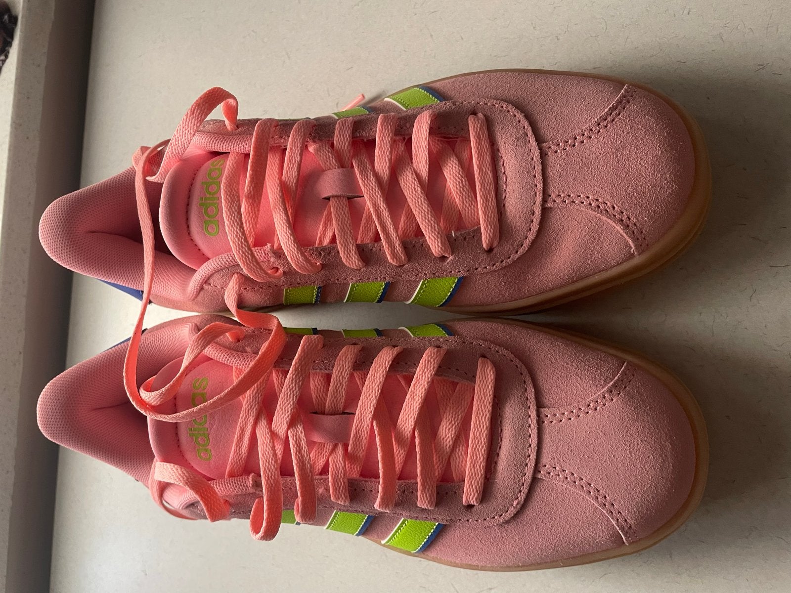 Adidas sneakers roze met neon details, Kleding | Dames, Schoenen, Verzenden, Nieuw, Sneakers of Gympen, Roze