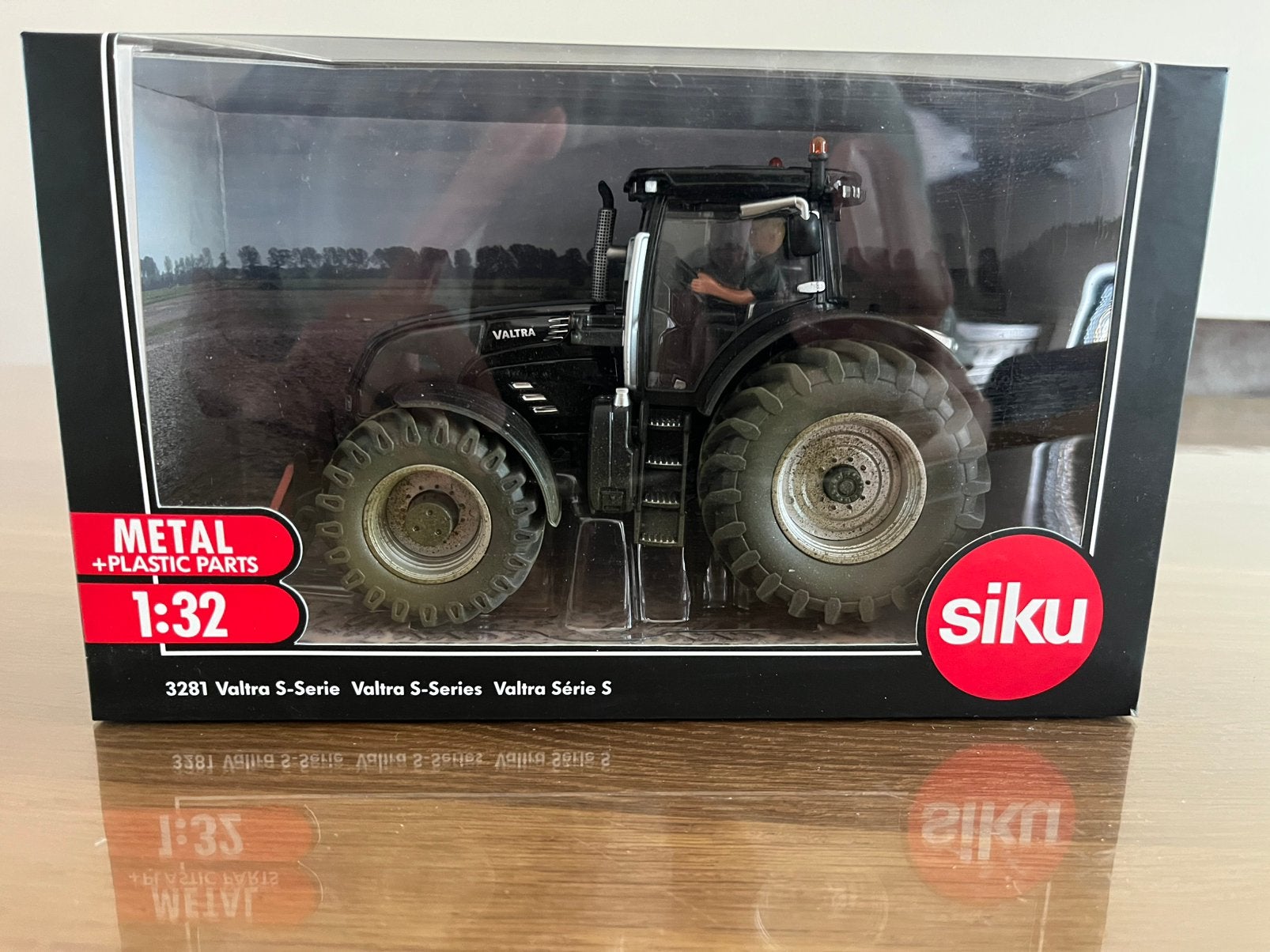 Valtra S-Serie trekker special vervuild Siku 3281 Nieuw, Hobby en Vrije tijd, Modelauto's | 1:32, Ophalen of Verzenden, Zo goed als nieuw