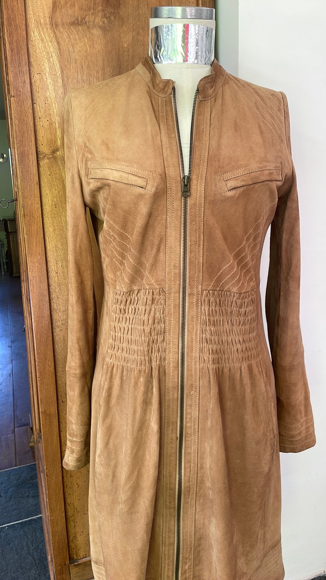 Caroline Biss Soepel getailleerd Suede Jurk/Jas - Maat 38, Kleding | Dames, Maat 38/40 (M), Bruin, Ophalen of Verzenden, Zo goed als nieuw