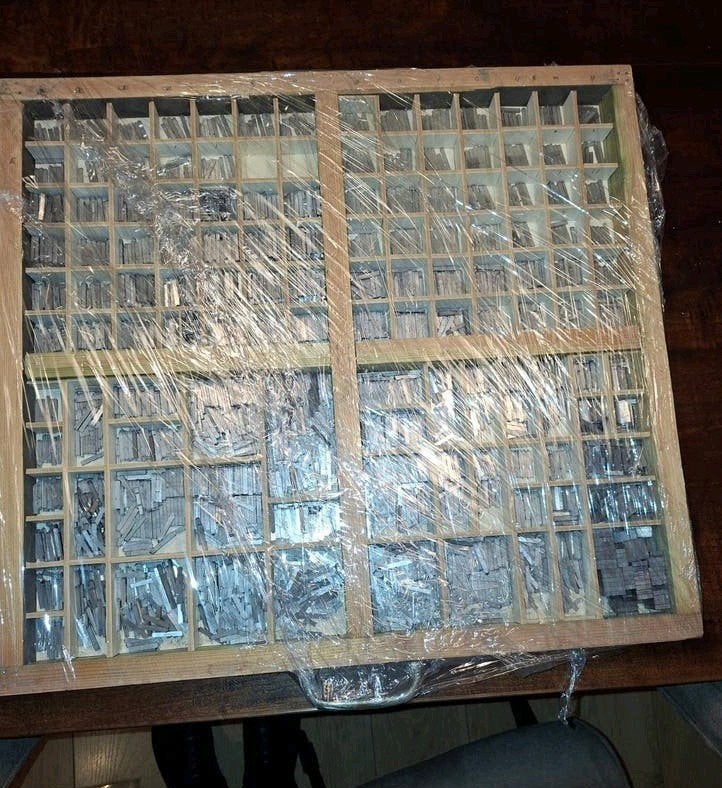Antieke loden letters, lettertype Garamont, in houten lade, Antiek en Kunst, Ophalen
