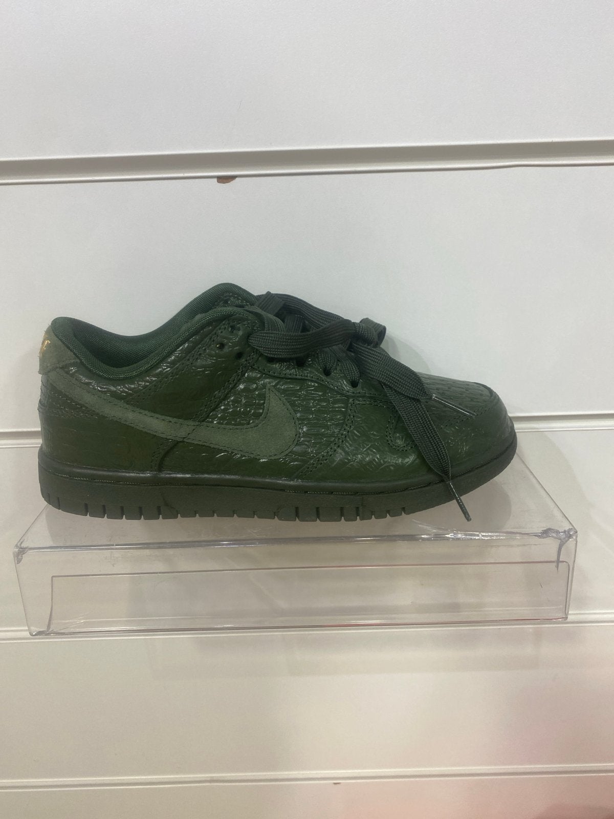 Nike Dunk Low Crocodile - Maat 35.5, Kleding | Dames, Schoenen, Ophalen of Verzenden, Nieuw, Groen, Sneakers of Gympen