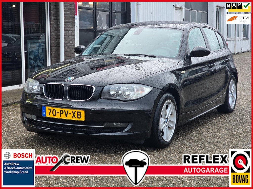 BMW 1-serie 120i High Executive AIRCO|CRUISE|NAVISCHERM|LEDE, 1-Serie, Achterwielaandrijving, 1995 cc, Zwart