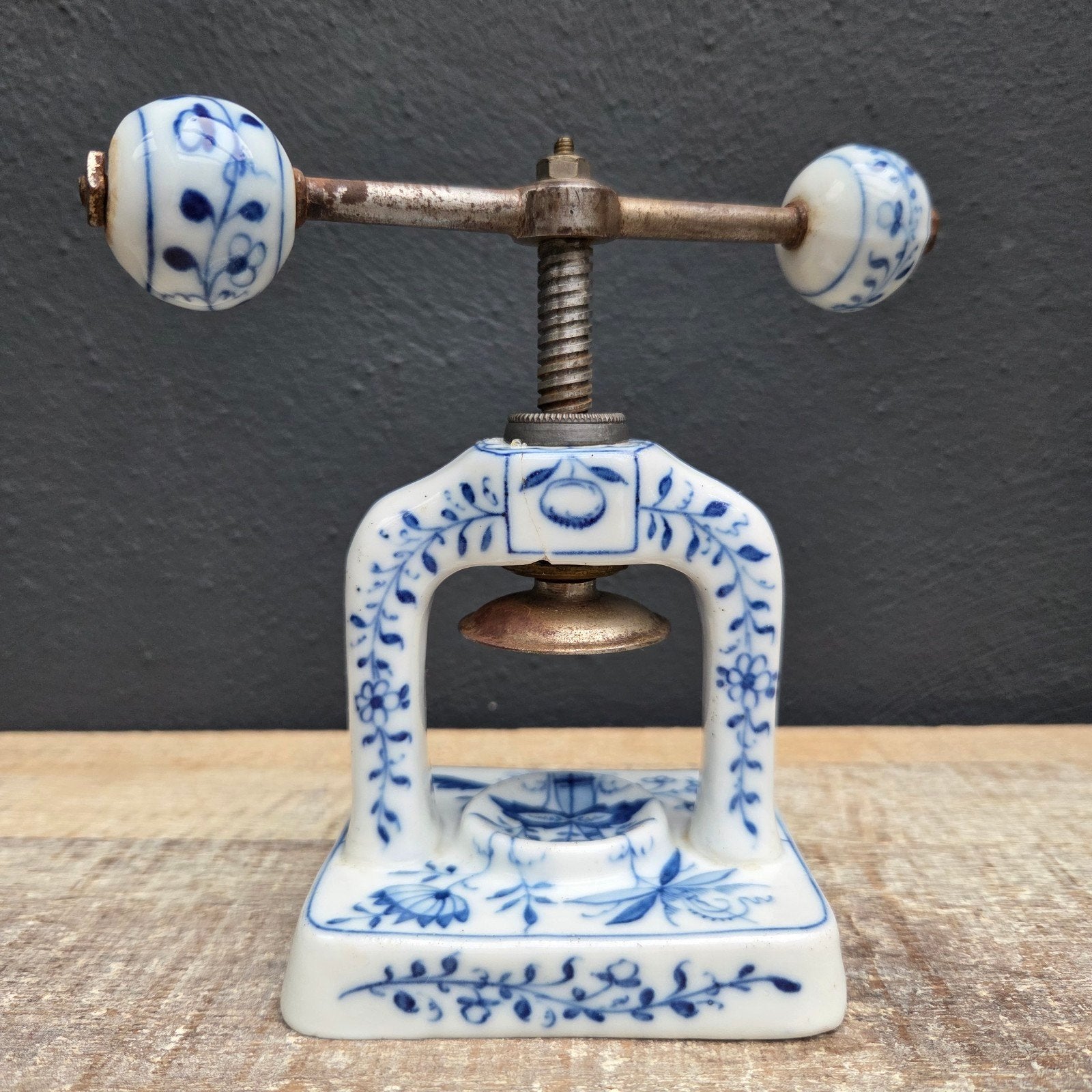 antieke porseleinen notenkraker uienpatroon, Antiek en Kunst, Ophalen of Verzenden