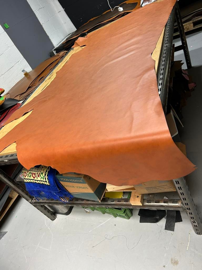 Cognac kleur halve huid 1.3 mm dikte iets stug en glad A-301, Hobby en Vrije tijd, Stoffen en Lappen, Bruin, Leer of Kunstleer
