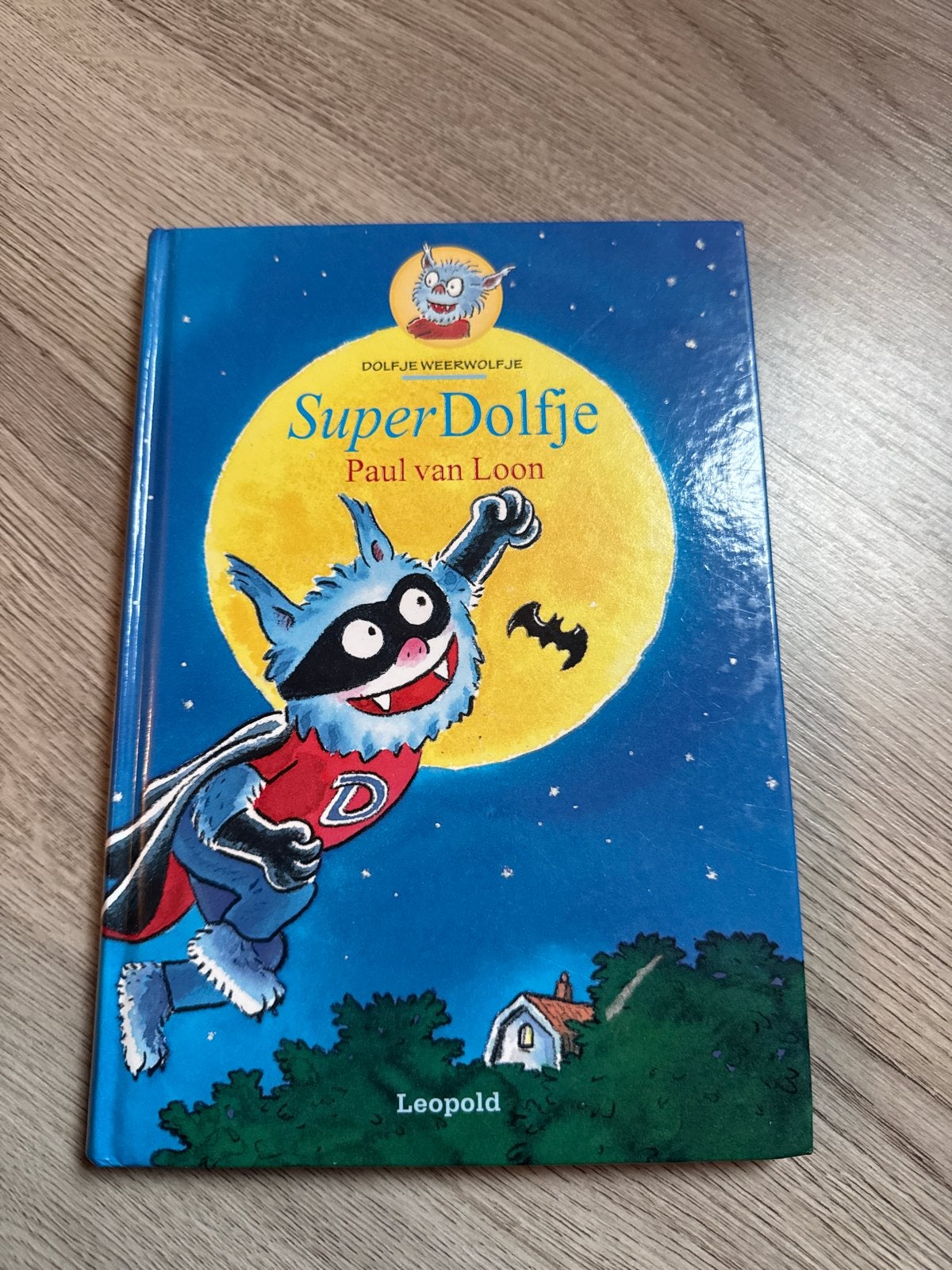 Super Dolfje - Dolfje Weerwolfje - Paul van Loon, Boeken, Ophalen of Verzenden, Zo goed als nieuw, Fictie algemeen