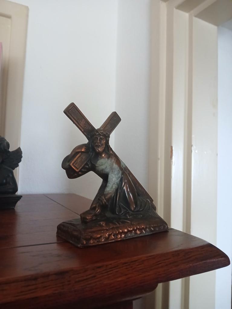 Vintage bronzen beeldje: Jezus draagt kruis, Ophalen of Verzenden