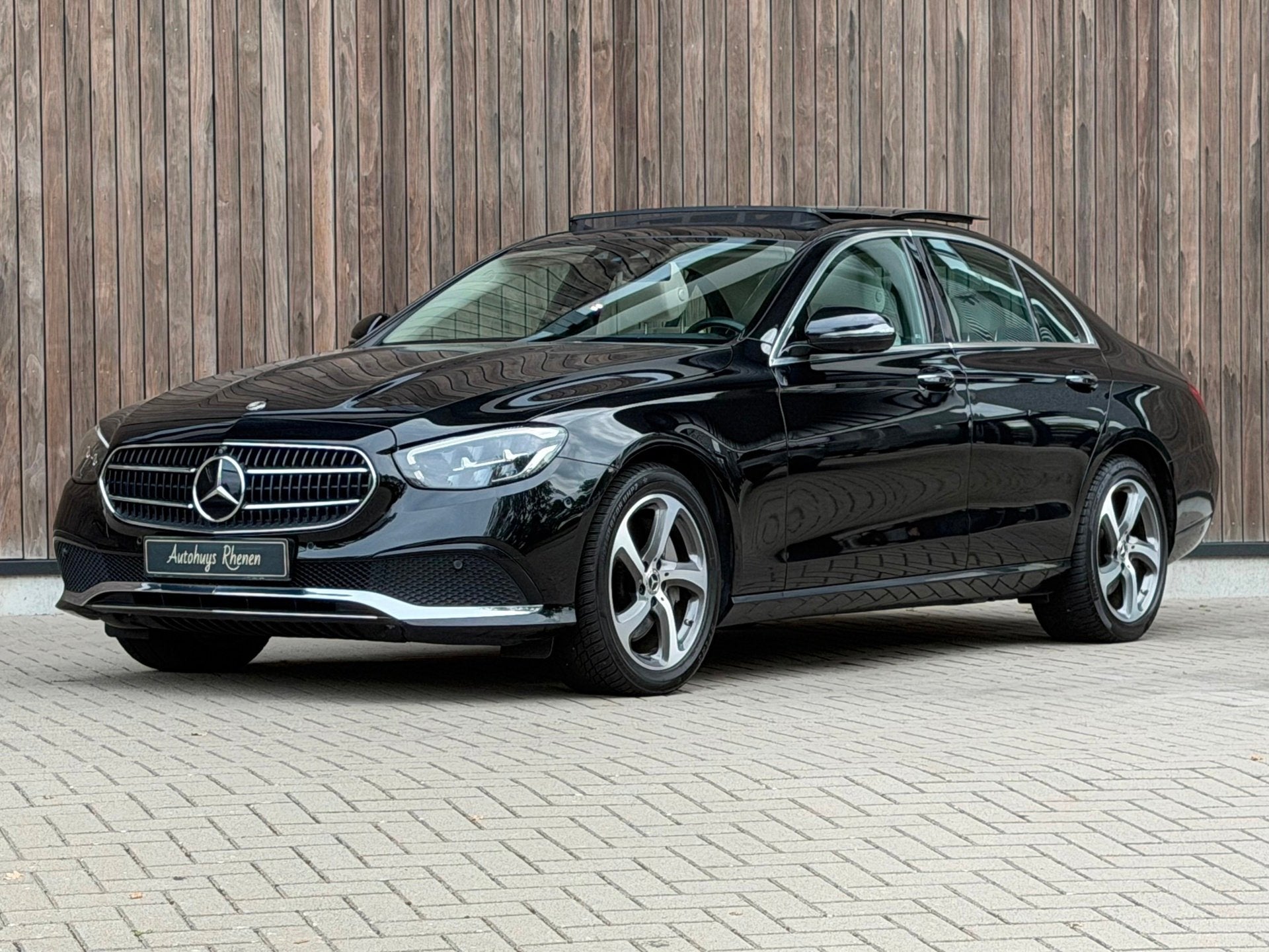Mercedes-Benz E-klasse 300 e Luxury Line / Pano / Trekhaak /, Achterwielaandrijving, Beige, 4 cilinders, 320 pk