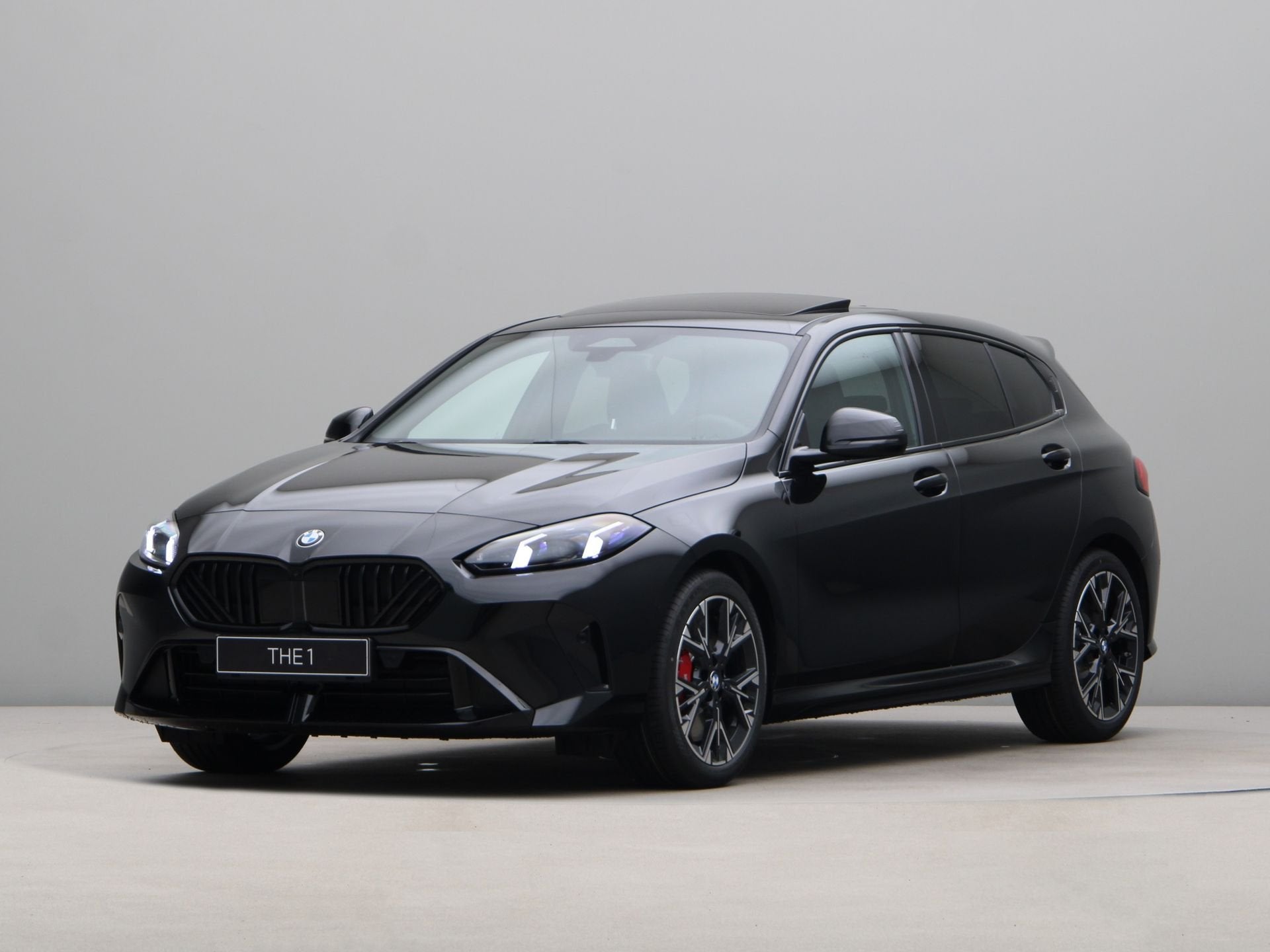 BMW 1 Serie 120 M Sport Design (bj 2026, automaat), Auto's, Met garantie (alle), Zwart, Origineel Nederlands, Bedrijf