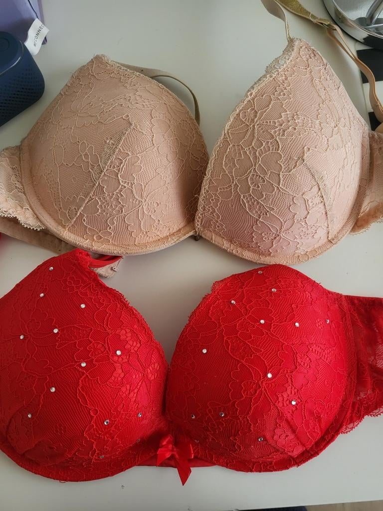Set van 2 BH's: Rood met steentjes & Beige kant     75 b/c, Onbekend, Ophalen of Verzenden, Rood, BH
