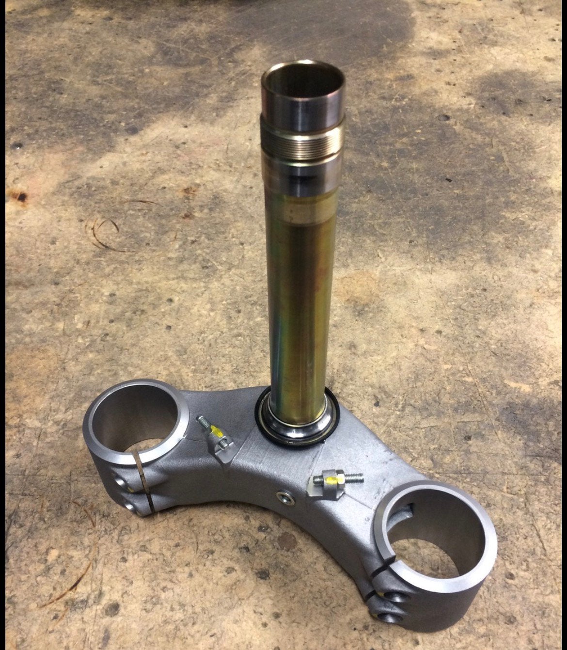 GEZOCHT: T-stuk 56mm voor ducati ohlins 749/999/1098/996 etc, Motoren, Ophalen
