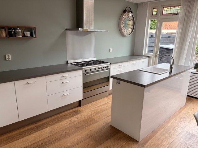 Foto 4 van Moderne keuken met eiland en moderne apparatuur